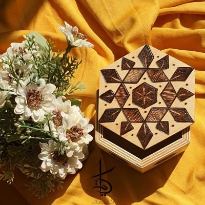 زخرفة - حرق يدوي على صندوق سداسي الشكل