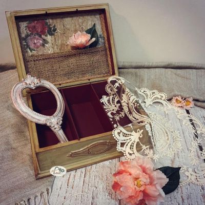 صندوق اصفر عتيق