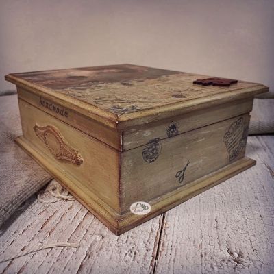 صندوق اصفر عتيق