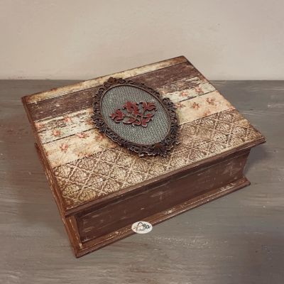 "صندوق خشبي عتيق."