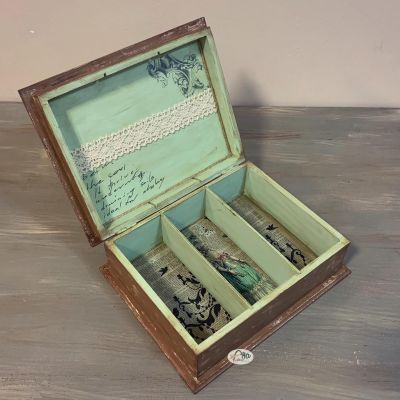 "صندوق خشبي عتيق."