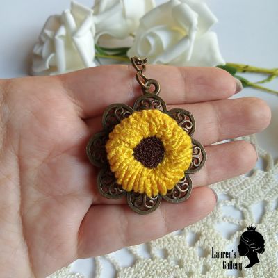 قلادة مطرزة 