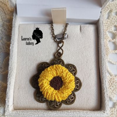 قلادة مطرزة 