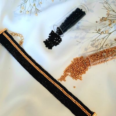 إسورة سوداء بخط ذهبى بسيطة من خرز الميوكى