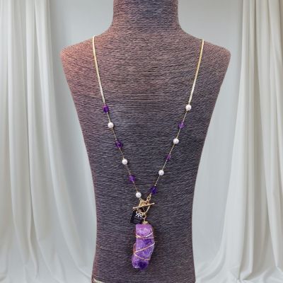 سلسله من حجر الاماتيست 