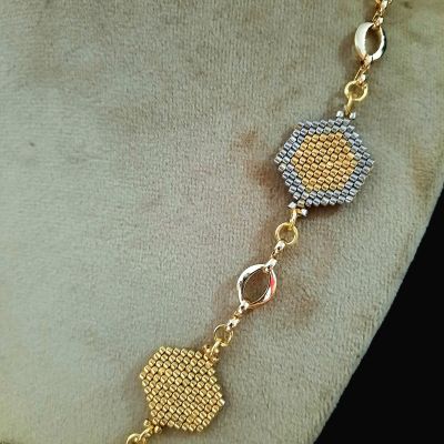 عقد سداسيات ذهبى وفضى من خرز الميوكى