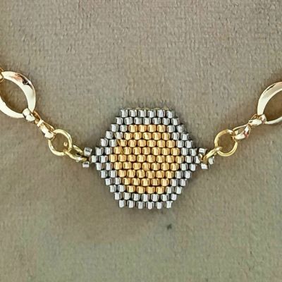 عقد سداسيات ذهبى وفضى من خرز الميوكى