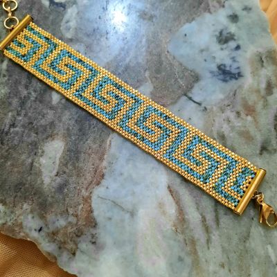 طقم بنمط الفيرزاتشى باللون الفيروزى من خرز الميوكى