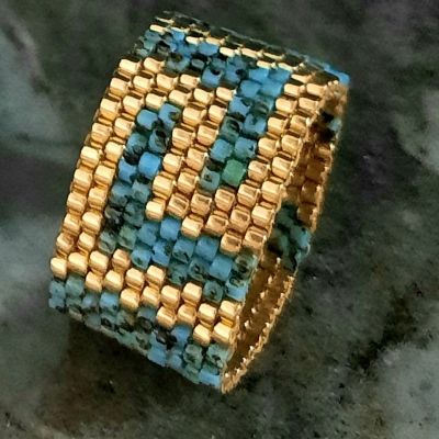 طقم بنمط الفيرزاتشى باللون الفيروزى من خرز الميوكى