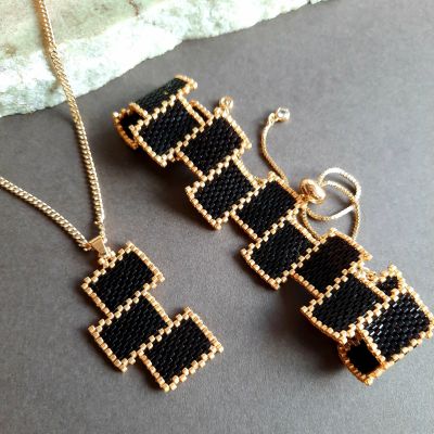 مجموعة بتصميم الشكل المستطيل من خرز الميوكى