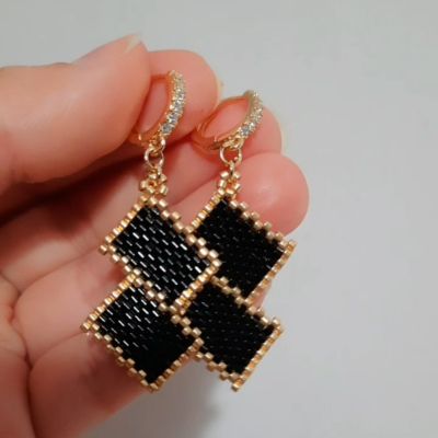 مجموعة بتصميم الشكل المستطيل من خرز الميوكى