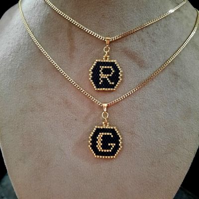 أحرف باللون الأسود والذهبى من خرز الميوكى 