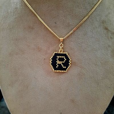 أحرف باللون الأسود والذهبى من خرز الميوكى 