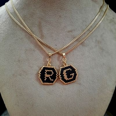 أحرف باللون الأسود والذهبى من خرز الميوكى 