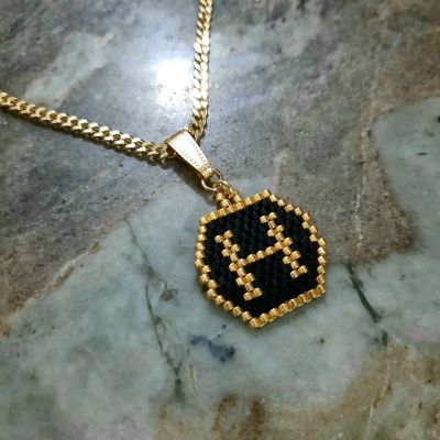 أحرف باللون الأسود والذهبى من خرز الميوكى 