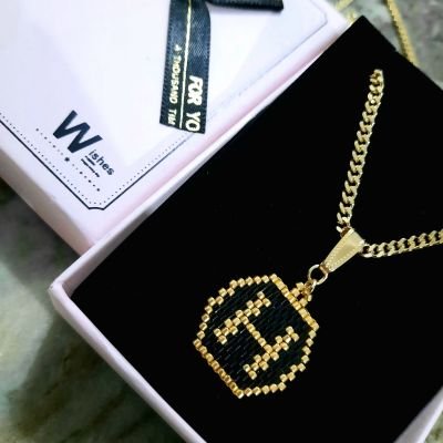 أحرف باللون الأسود والذهبى من خرز الميوكى 