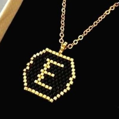 أحرف باللون الأسود والذهبى من خرز الميوكى 