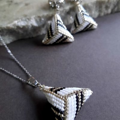 مجموعة بتصميم شكل المثلث المتناسق باللون الأبيض من خرز الميوكى