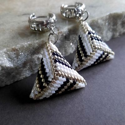 مجموعة بتصميم شكل المثلث المتناسق باللون الأبيض من خرز الميوكى