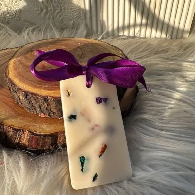 مجموعة من الشموع المعطرة باللون البنفسجي مع كوب من طين البوليمر