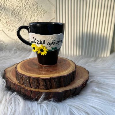 مجموعة من الشموع المعطرة باللون البنفسجي مع كوب من طين البوليمر