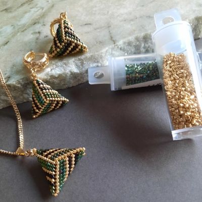 مجموعة بتصميم شكل المثلث المتناسق باللون الأخضر المموج من خرز الميوكى