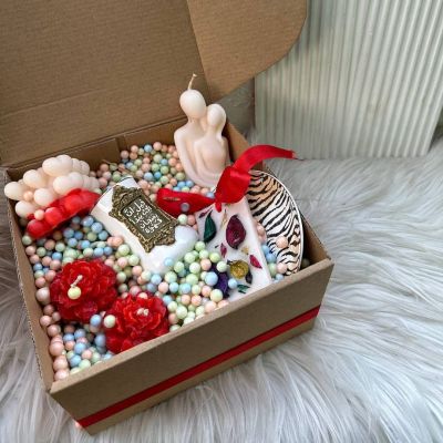 مجموعة شموع معطرة باللون الأحمر مع كوب من طين البوليمر