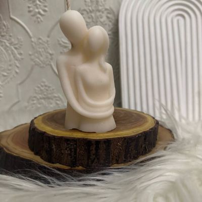 مجموعة شموع معطرة باللون الأحمر مع كوب من طين البوليمر