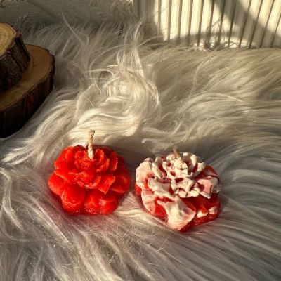 مجموعة شموع معطرة باللون الأحمر مع كوب من طين البوليمر