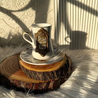 مجموعة شموع معطرة باللون الأحمر مع كوب من طين البوليمر