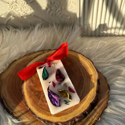 مجموعة شموع معطرة باللون الأحمر مع كوب من طين البوليمر