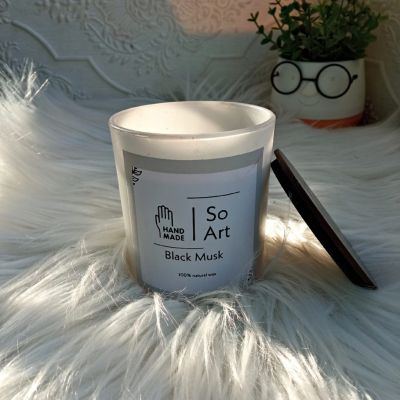 Musk scented candle