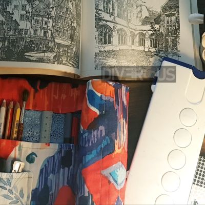 Foldable pencil case