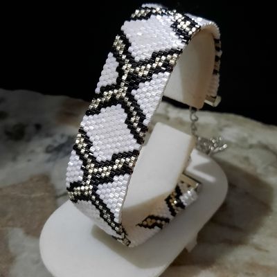 تصميم جلد الثعبان باللون الأبيض من خرز ميوكي