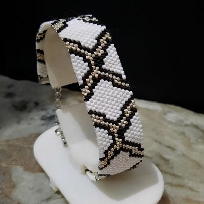 تصميم جلد الثعبان باللون الأبيض من خرز ميوكي