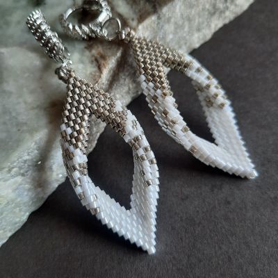 مجموعة ورقة الشجر باللون الأبيض من خرز الميوكى