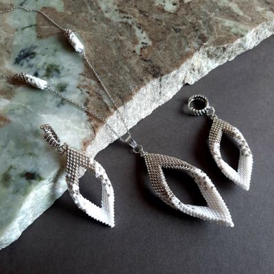 مجموعة ورقة الشجر باللون الأبيض من خرز الميوكى