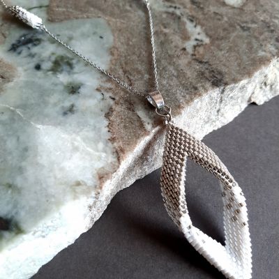 مجموعة ورقة الشجر باللون الأبيض من خرز الميوكى