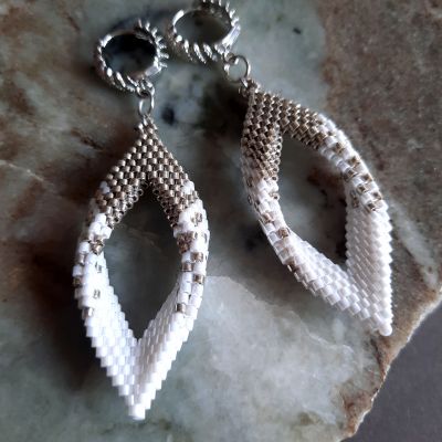 مجموعة ورقة الشجر باللون الأبيض من خرز الميوكى