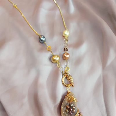 سلسله من احجار الكوارترز والشل بيرل 