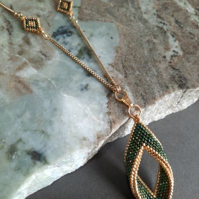 مجموعة ورقة الشجر باللون الأخضر المموج من خرز الميوكى