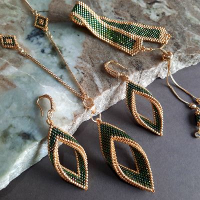 مجموعة ورقة الشجر باللون الأخضر المموج من خرز الميوكى