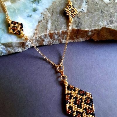 مجموعة تصميم أخر لجلد النمر الذهبى من خرز الميوكى