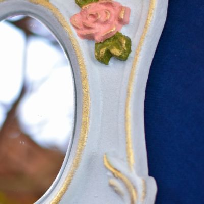 مراية يد مطعمه بأويمة من الورود البارزه