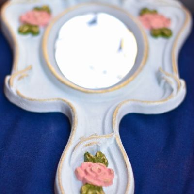 مراية يد مطعمه بأويمة من الورود البارزه