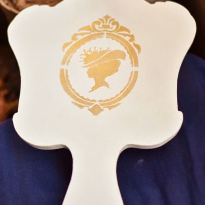 مراية يد مطعمه بأويمة من الورود البارزه