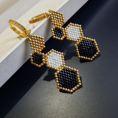 مجموعة الابيض والأسود مع الشكل السداسى من خرز الميوكى