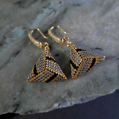 مجموعة بتصميم شكل المثلث المتناسق باللون الفضى من خرز الميوكى