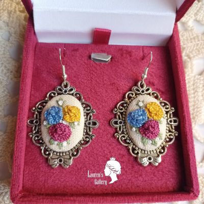 Embroidery necklace and earrings 