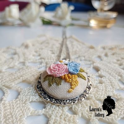 قلادة مطرزة 